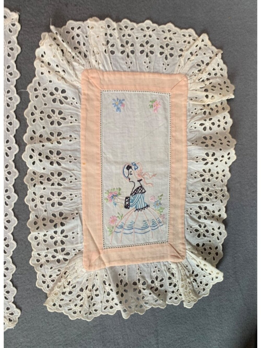 Lace Doilies Set with Embroidered Ladies - 3 Pieces Elegant Decor Vintage - Picture 2 of 13